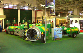 Maquinarias Italianas al servicio de la agricultura mundial, maquinas para la desinfeccion de cultivos agricolos con capacidad en litros de 600 hasta 3000 litros, Agri Perrone famosa por la tecnologia y procesos de saldadura y ensamblaje de precision usados para los componentes que forman nuestras maquinas agricolas Soluciones industriales para nuestros Grupos de desinfeccion remolcables de cualquier tipo de tractor. Maquinarias eficientes para la desinfeccion de la agricultura industrial en italia, Europa y en el mondo