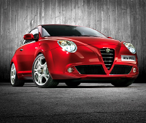 Alfa Romeo Mito - L'Alfa Romeo è un'azienda automobilistica fondata il 24 giugno 1910 a Milano. Dal 1986 fa parte del Gruppo Fiat e a partire da febbraio 2007 è una divisione della Fiat Group Automobiles SpA. La costituzione della società avvenne in via Gattamelata, nella zona denominata "Portello", con il marchio A.L.F.A., (acronimo di Anonima Lombarda Fabbrica Automobili), nome che contemporaneamente richiama la prima lettera dell'alfabeto greco e sembra voler sottolineare l'inizio di un nuovo tipo di attività nelle costruzioni automobilistiche, quello della macchina soprattutto sportiva. Rilevata da parte di un gruppo lombardo dalle mani di un imprenditore francese, sempre del ramo automobilistico, Alexandre Darracq, che aveva tentato con scarso successo una avventura industriale in Italia; sin dal primo marchio l'azienda ha voluto ricordare i suoi legami con la città di origine: da un lato il serpente visconteo (il biscione), dall'altro la croce rossa in campo bianco, simbolo di Milano. I 250 dipendenti della gestione precedente furono riassunti dall'azienda e l'obiettivo fu quello produrre 300 automobili all'anno