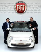 Luca De Meo, CEO Fiat Automobiles, e Sergio Marchionne, CEO Fiat Group Automobiles, con Fiat 500 (2007) Il Gruppo FIAT, a partire dalla fine degli anni sessanta, ha acquistato o si è comunque assicurato il controllo di una vasta gamma di aziende, tra cui: Aziende automobilistiche, il lungo elenco comprende anche marchi molto noti come Lancia, Autobianchi (a suo tempo incorporata dalla Lancia), Alfa Romeo (inglobati assieme al marchio Fiat dalla controllata Fiat Auto), Ferrari, Maserati e Innocenti (i modelli della quale ultima non sono più in produzione dal 1997 Fiat Veicoli Industriali Iveco producono autocarri e mezzi commerciali per uso speciale o per trasporti specifici. Iveco ha incorporato nel tempo OM, Magirus-Deutz, Enasa (Pegaso) e altre aziende. Autobus - prodotti da Iveco anche con i marchi FIAT e Irisbus. Mezzi agricoli - Il gruppo Fiat ha sempre prodotto trattori agricoli fin dalla sua nascita con il marchio Fiat Trattori, poi divenuto FiatAgri e oggi possiede CNH Global, che produce con i marchi CASE, New Holland, Steyr e Flexy-Coils Alfa Romeo, Aro, Asia motors, Audi, Austin, Lancia, Bedford, Rolls Royce, Bmw, Buick, Cadilac, Chevrolet, Chrysler, Citroen, Daewoo, Daihatsu, Datsun, Nissan, Ferrari, Ford, Fiat, Hillman, Honda, Hyundai, Isuzu, Iveco, Jaguar, Jeep Chrysler, Lamborghini, Lexus, Land Rover, Lotus, Mazda, Mitsubishi, Oldsmobile, Mercedes Benz, Nissan, Opel, Peugeot, Porsche, Renault Espace, Opel Sintra, Ford Galaxy e Fiat Ulysse.  Saab, Toyota, Volkswagen, Volvo