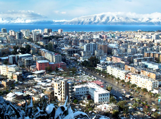 Vlora o Valona è una bellissima città ubicata al sud dell'Albania sul mare Adriatico e Mediterraneo di fronte a Otranto in Italia, vicino alla Grecia, offre 300 giorni di sole annuo con tante spiaggie ancora vergini tutte bandiere blu con delle montagne a due passi che d'inverno offrono tanto agli sport invernali