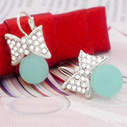 Orecchini di moda donna, bigiotteria e accessori moda, produzione di bigiotteria per il mercato Italiano, importazione di bigiotteria per distributori e grossisti in Italia, collane, bracciali, anelli, accessori per i capelli, anelli da donna, produzione in Cina della migliore bigiotteria a prezzi di fabbrica in Cina. Bigiotteria prodotta ed importata dalla Cina da produttori certificati in contenitori per una spedizione diretta a vostro stabilimento in Italia