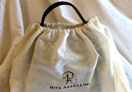 La collezione Rita Azzellini è studiata apposta per la Donna esigente che ama l'esclusività e l'eleganza, in ogni sua forma; una Donna che non baratta la propria personalità con le tendenze del momento. Sia nella quotidianità di tutti i giorni che nell'evento di una cerimonia o di un'occasione speciale, una borsa Rita Azzellini sa trasformarsi da utile oggetto a fine corredo di un abbigliamento e di un proprio essere che sa e vuole farsi ammirare