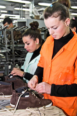 Calzolai e tecnici altamente qualificati per il disegno ed sviluppo delle nostre scarpe, produzione e finitura a mano per un controllo di qualita esaustivo, nostri disegnatori Italiani ci garantiscono di offrire i modelli piu esclusivi del made in Italy inclusive la produzione di prototipi per mercati esclusivi della scarpa donna e uomo, garantiamo anche una produzione personalizzata con Vostro Marchio