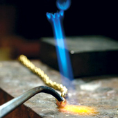 Produttori gioielli artigianali, pezzi d'arte in Italia, produzione di gioielli Italiani, gioiellerie Italiane produttori, disegnatori e distributori all'ingrosso di gioelli in oro, diamanti, perle, smeraldo. Produzione oreficio anelli donna, solitary con diamanti, trilogy, fedine in oro per matrimonio, bracciali in oro, girocolli in oro e perle, ciondoli, orecchini,... gioielli made in Italy. Produttori Italiani di gioielli per la esportazione e vendita nelle migliori gioiellerie di Stati Uniti, Italia, Canada, Giappone, Australia, Inghilterra,.. e nel mondo
