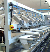 Produzione industriale di prodotti in cotone per la igiene e pulizia dei bimbi e donne, salviette umidificate in cotone prodotto ecologico per distribuzione, pannolini per adulti in diverse taglie, batuffolo struccanti per viso donne dischetti in puro cotone idrofilo per strucco del viso delle ragazze, traverse salva materasso per letti e culle dei bimbi, anche la produzione di tappetini igienici per animali inoltre offriamo prodotti personalizzati in base al mercato dei nostri clienti