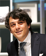 Luca De Meo, CEO Alfa Romeo Automobiles SpA, CEO Abarth & Co. SpA e Chief Marketing Officer Fiat Group Nel 2004 muore Umberto Agnelli. Ai vertici del Gruppo vengono nominati presidente Luca Cordero di Montezemolo, vice presidente John Elkann e amministratore delegato Sergio Marchionne, la squadra artefice di una profonda trasformazione culturale del gruppo. Viene avviato un rigoroso piano di contenimento dei costi e di rilancio industriale che permette nel 2005 il ritorno all'utile netto per il Gruppo. L’ottimo andamento economico degli ultimi anni è stato confermato dai risultati conseguiti nel 2007: il fatturato ha sfiorato i 59 miliardi di euro. Una crescita avvenuta in maniera omogenea tra le varie aree del mondo e tra i vari settori operativi. Tutti, infatti, hanno contribuito con nuovi prodotti e soluzioni: debutta l’Alfa Romeo 159, Lancia per i cento anni dell’azienda presenta la New Ypsilon, mentre da Maranello esce l’innovativa 599 GTB Fiorano. Maserati affascina con il coupé Gran Turismo. Iveco amplia l’offerta con veicoli a bassa emissione, propone il nuovo Daily e il nuovo Stralis. CNH si aggiudica con il trattore T 7000 il titolo di “Tractor of the Year 2007”. Ma il simbolo e l’emblema della rinascita e dell’affermazione del Gruppo è la nuova “Cinquecento”, eletta “Auto dell’anno”2008