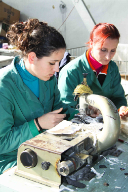 Calzolai e tecnici altamente qualificati per il disegno ed sviluppo delle nostre scarpe, produzione e finitura a mano per un controllo di qualita esaustivo, nostri disegnatori Italiani ci garantiscono di offrire i modelli piu esclusivi del made in Italy inclusive la produzione di prototipi per mercati esclusivi della scarpa donna e uomo, garantiamo anche una produzione personalizzata con Vostro Marchio