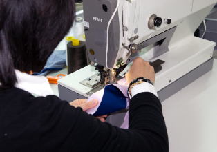 Productores a mano de las mejores camisas Italianas cortadas con precision artesanal, fabricante de camisas de hombre made in Italy, camisas de hombre al por mayor para distribuidores camisas Italianas fabricado para mayoristas de moda clasica de hombres y para las mas exclusivas boutiques del mundo, ropa Italiana para hombres al por mayor para distribuidores internacionales, coleccion de camisas clasicas para la moda de ejecutivos y empresarios del mundo moderno manteniendo la elegancia clasica y tradicion de la Moda Italiana, camisas artesanales hechas y terminadas a mano en Italia para la venta al por mayor en boutiques y la distribucion de Moda Italiana para hombres