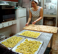 Pasta fatta in casa tradizionale... solo con noi nel cuore del Salento a Santa Maria al Bagno Nardo Lecce, offre il meglio della cucina mediterranea, e comfort per le tue vacanze... Camere singole, doppie, famigliare con bagno interno, ristorante, bar, tutti i comfort per un soggiorno perfetto nel Salento... di fronte al mare con una vista su Gallipoli e lo Ionio solo per Voi, grande parcheggio custodito,.... PRENOTA ORA