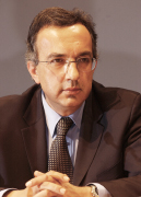 Sergio Marchionne, CEO Fiat Group, Chairman e CEO Fiat Group Automobiles SpA - Fiat Group Nel 2004 muore Umberto Agnelli. Ai vertici del Gruppo vengono nominati presidente Luca Cordero di Montezemolo, vice presidente John Elkann e amministratore delegato Sergio Marchionne, la squadra artefice di una profonda trasformazione culturale del gruppo. Viene avviato un rigoroso piano di contenimento dei costi e di rilancio industriale che permette nel 2005 il ritorno all'utile netto per il Gruppo. L’ottimo andamento economico degli ultimi anni è stato confermato dai risultati conseguiti nel 2007: il fatturato ha sfiorato i 59 miliardi di euro. Una crescita avvenuta in maniera omogenea tra le varie aree del mondo e tra i vari settori operativi. Tutti, infatti, hanno contribuito con nuovi prodotti e soluzioni: debutta l’Alfa Romeo 159, Lancia per i cento anni dell’azienda presenta la New Ypsilon, mentre da Maranello esce l’innovativa 599 GTB Fiorano. Maserati affascina con il coupé Gran Turismo. Iveco amplia l’offerta con veicoli a bassa emissione, propone il nuovo Daily e il nuovo Stralis. CNH si aggiudica con il trattore T 7000 il titolo di “Tractor of the Year 2007”. Ma il simbolo e l’emblema della rinascita e dell’affermazione del Gruppo è la nuova “Cinquecento”, eletta “Auto dell’anno”2008