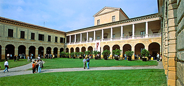 La Franciacorta, la bella zona collinare che si stende a sud del lago d’Iseo, nel Bresciano,  ha un nome antico: "Franzacurta" è citato per la prima volta in uno statuto del 1277. Sembra che derivi da “curtes francae”, territorio libero, cioè, da dazi e gabelle, ma non mancano racconti e leggende che ci riconducono al periodo della guerra franco-longobarda, combattuta e vinta da Carlo Magno. Qui, tra conventi e antichi castelli, come dappertutto nelle zone collinari italiane la vite è coltivata da tempo immemore.